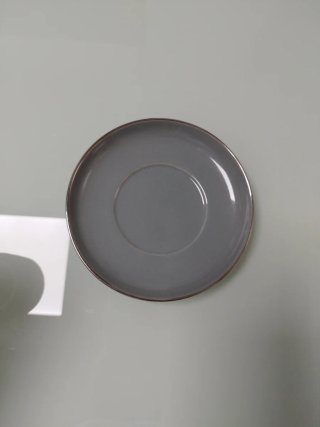 Taza y plato de cerámica gris