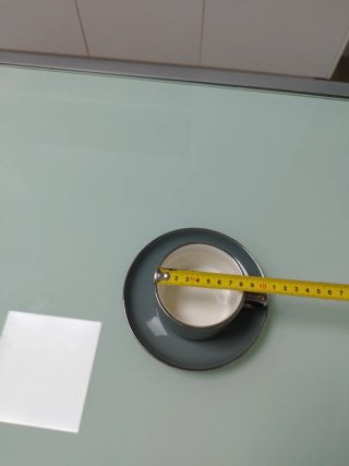 Taza y plato de cerámica gris