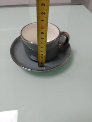 Taza y plato de cerámica gris