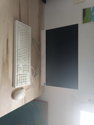 Ordenador HP blanco con teclado y ratón