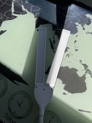 Lámpara de escritorio LED flexible. Flexo