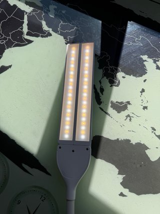 Lámpara de escritorio LED flexible. Flexo