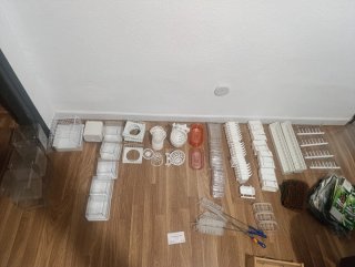 Lote di accessori per gabbie per uccelli nuovi.