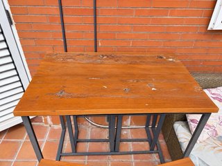 Mesa y taburetes madera y metal