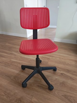 Silla de escritorio roja y negra