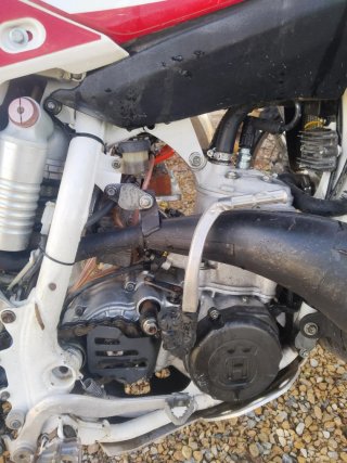 Husqvarna Enduro Roja y Blanca