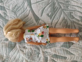 Muñeca Nancy rubia con vestido estampado
