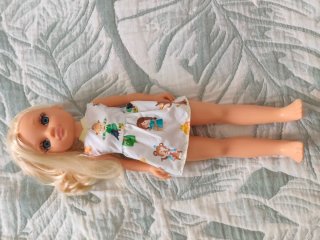 Muñeca Nancy rubia con vestido estampado