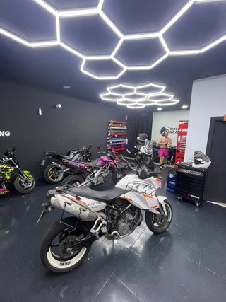 KTM 990 SMT Supermoto Blanca y Naranja