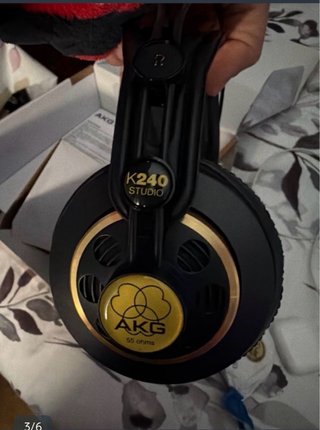 Cascos AKG Negros y Dorados