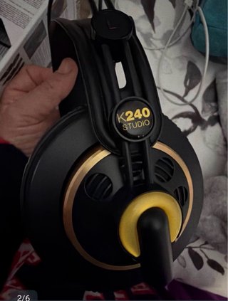 Cascos AKG Negros y Dorados