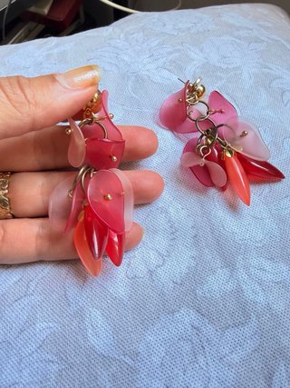 Pendientes largos florales pétalos rosas y rojos