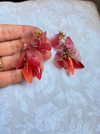 Pendientes largos florales pétalos rosas y rojos