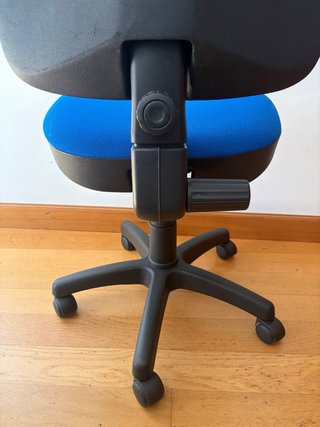 Sedia da ufficio girevole blu regolabile