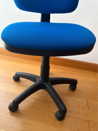 Sedia da ufficio girevole blu regolabile