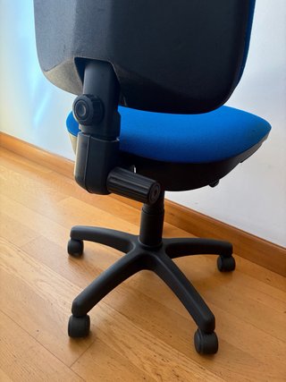 Sedia da ufficio girevole blu regolabile