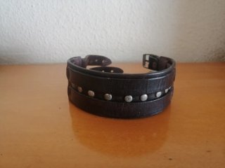 Pulsera Cuero Negro y Tachuelas Plateadas