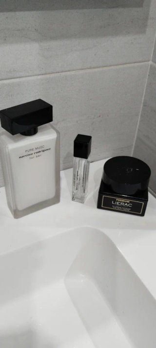 Frascos vacíos Narciso Rodriguez y Lierac
