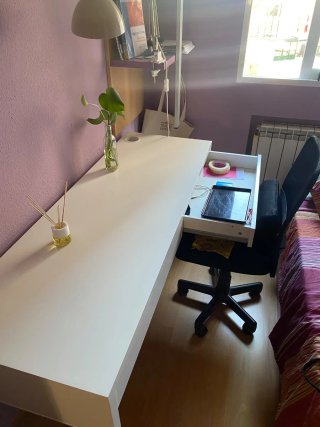 Escritorio blanco casi nuevo