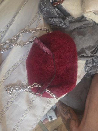 Bolso peludo rojo Stradivarius/Zara