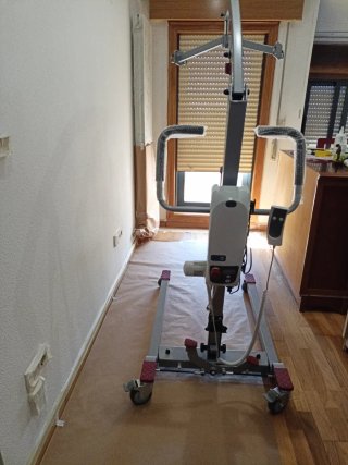 Cama articulada y grúa con arnés, zona de Vigo