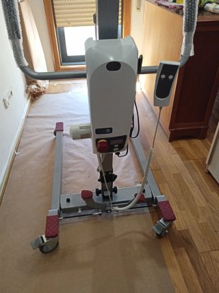 Cama articulada y grúa con arnés, zona de Vigo