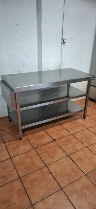 Mesa de acero inoxidable con 2 estantes