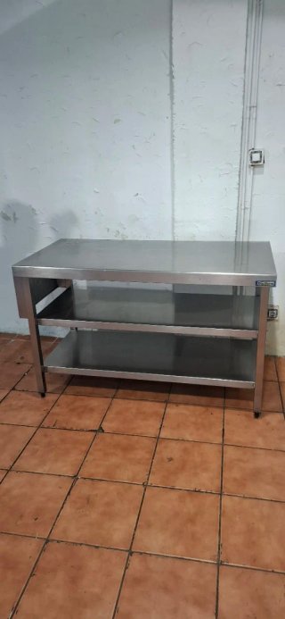 Mesa de acero inoxidable con 2 estantes