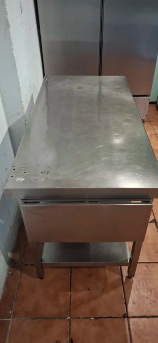 Mesa de acero inoxidable con 2 estantes