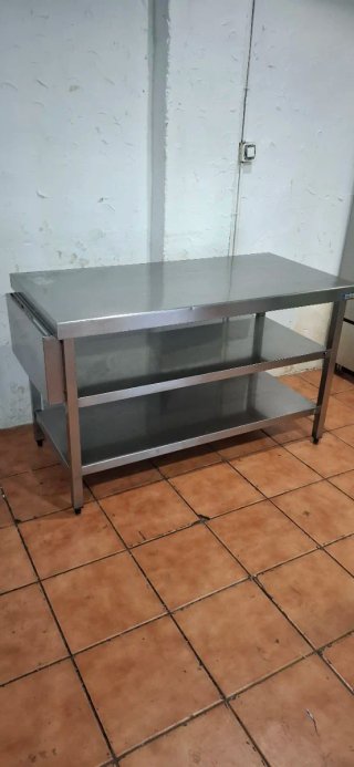 Mesa de acero inoxidable con 2 estantes