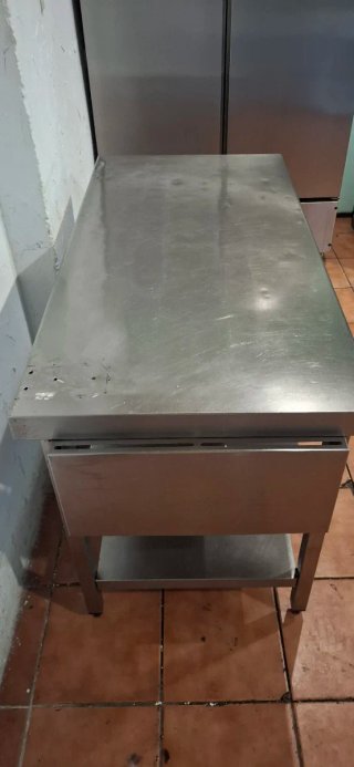 Mesa de acero inoxidable con 2 estantes