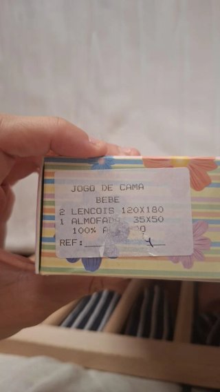Cuna de bebé de madera con colchón y sábanas
