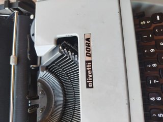 Máquina de escribir Olivetti DORA