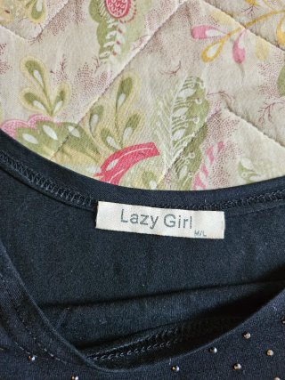 Maglia nera con scritta YOUNG e brillantini