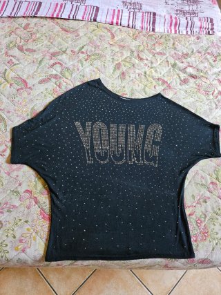 Maglia nera con scritta YOUNG e brillantini