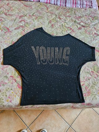 Maglia nera con scritta YOUNG e brillantini