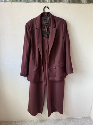 Conjunto traje morado