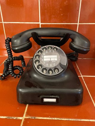 Teléfono antiguo negro