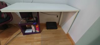 Escritorio blanco con estantería morada