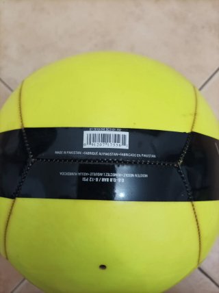 Bola de futebol amarela Nike