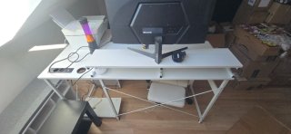 Escritorio blanco con estante