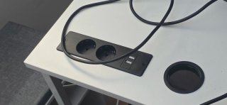Escritorio blanco con estante