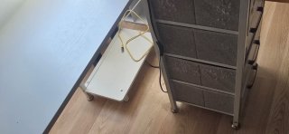 Escritorio blanco con estante