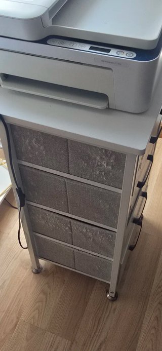 Escritorio blanco con estante