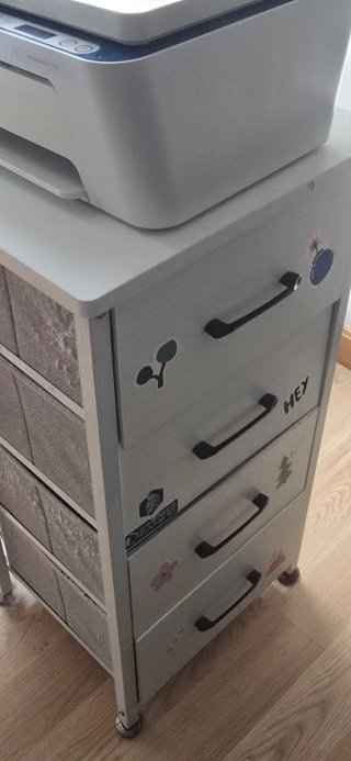 Escritorio blanco con estante