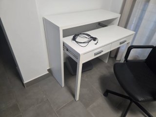 Escritorio de estudio blanco con silla