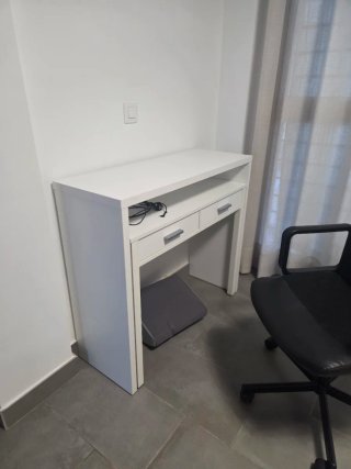 Escritorio de estudio blanco con silla