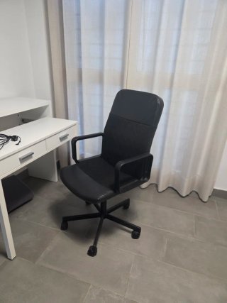 Escritorio de estudio blanco con silla