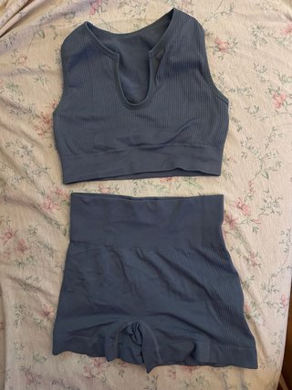 Conjunto deportivo azul