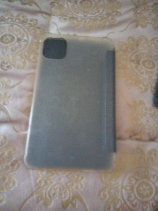 Tablet Modio gris con pegatinas